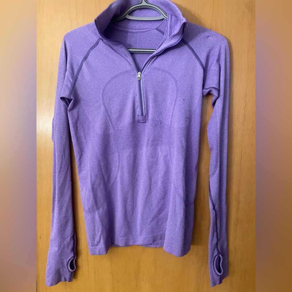Ladies lululemon top ( just like swiftly tech)